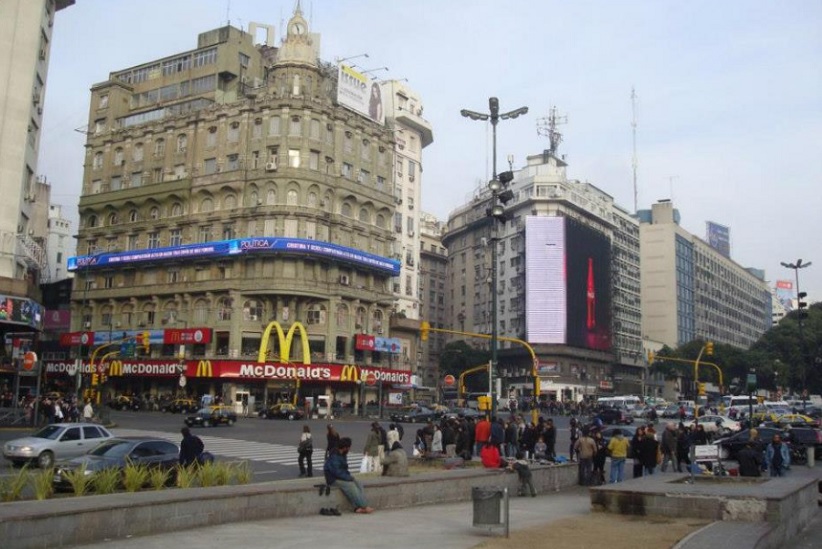 Moradores e turistas na área central de Buenos Aires. Imagem: Guilherme Wojciechowski/H2FOZ