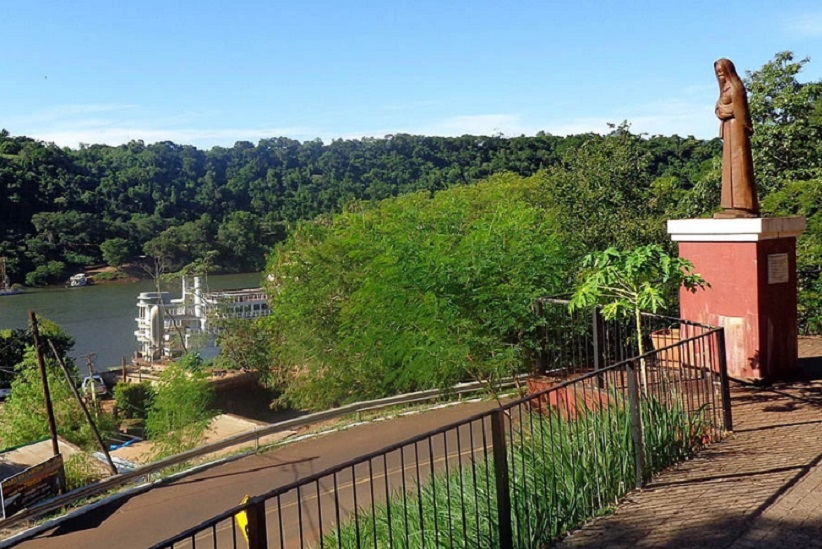 Estátua de Santa María del Iguazú, às margens do Rio Iguaçu. Imagem: Roberto Fiadone/Wikimedia Commons