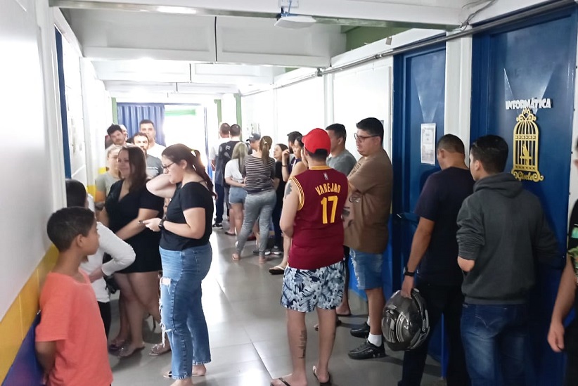 Eleitores na Escola Municipal Irio Manganelli em Foz do Iguaçu.