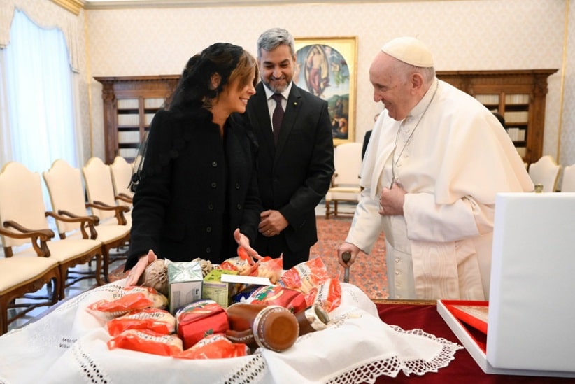 Mario e Silvana Abdo ofereceram ao Papa Francisco uma cesta com produtos típicos do Paraguai. Imagem: Gentileza/Presidência do Paraguai