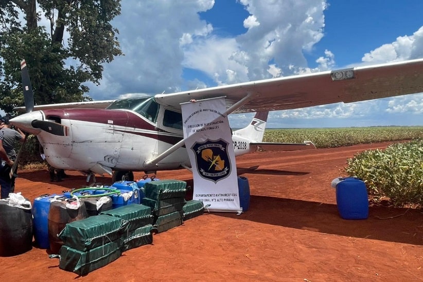 Monomotor foi localizado na pista de uma fazenda em Hernandarias. Imagem: Gentileza/Polícia Nacional do Paraguai