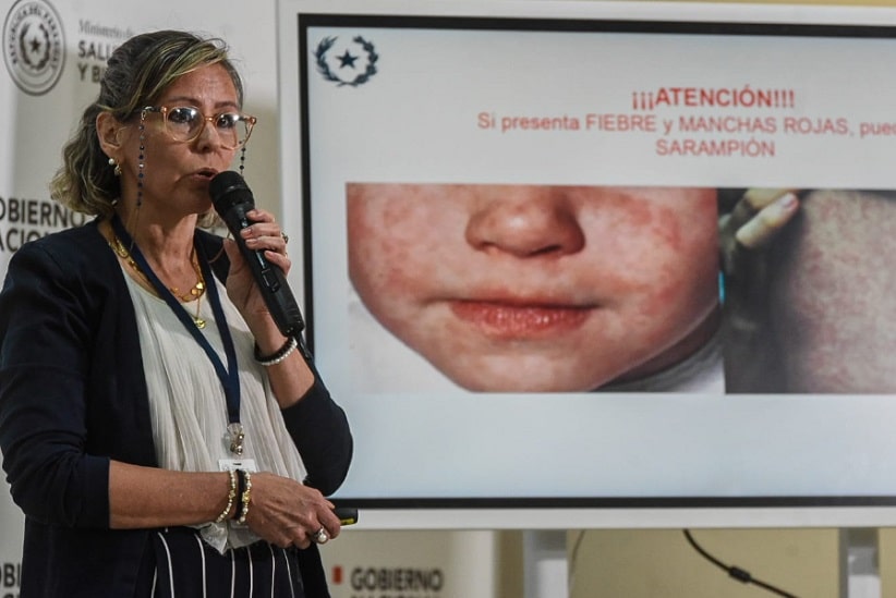 Diretora do Ministério da Saúde do Paraguai explica os sintomas do sarampo. Imagem: Gentileza/MSPyBS