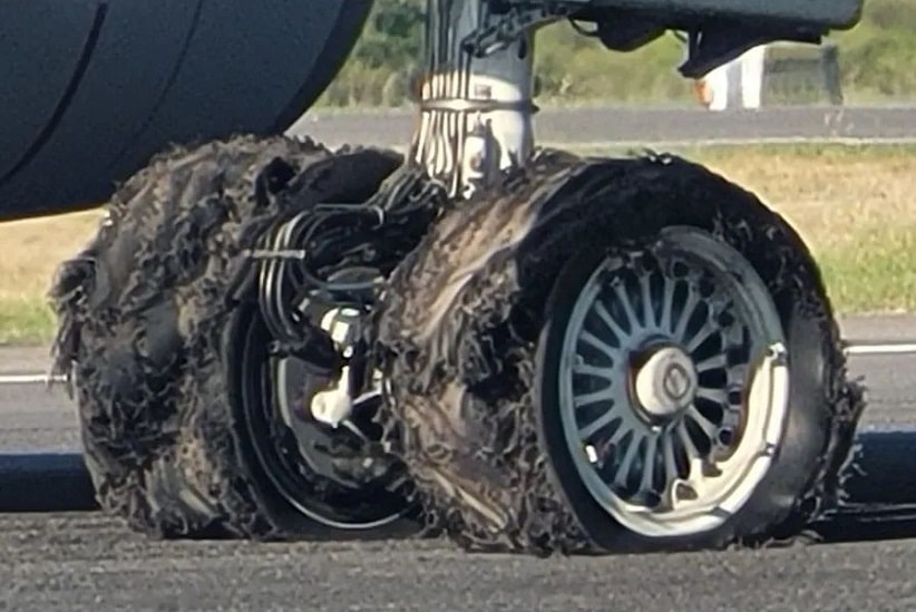 Estado dos pneus do trem de pouso traseiro, lado esquerdo, após o pouso no aeroporto que serve à capital argentina. Imagem: Gentileza/Aviacionline