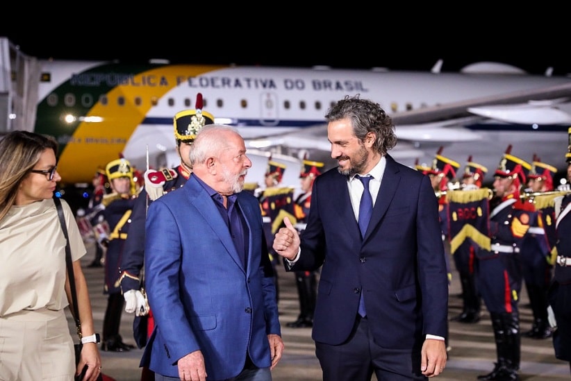 Lula e a primeira-dama, Janja, foram recebidos no aeroporto pelo ministro das Relações Exteriores da Argentina, Santiago Cafiero. Imagem: Gentileza/Chancelaria Argentina