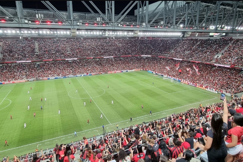 Pena de jogar com portões fechados foi transformada em exclusividade para mulheres e crianças no estádio. Imagem: Gustavo Oliveira/Athletico Paranaense