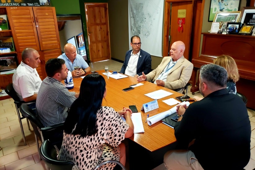 Autoridades dos dois países durante o encontro. Imagem: Gentileza/Prefeitura de Puerto Iguazú