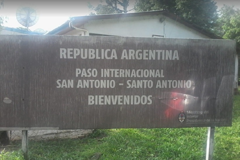 Placa indicando a fronteira entre Brasil e Argentina em San Antonio, em imagem disponível no serviço Google Maps