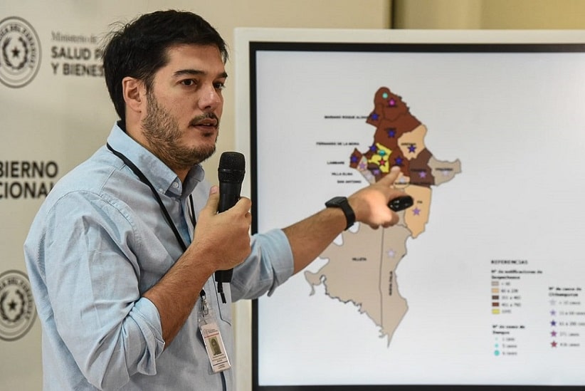 Diretor Guillermo Sequera durante entrevista coletiva sobre os casos de chikungunya. Imagem: Gentileza/Ministério da Saúde do Paraguai