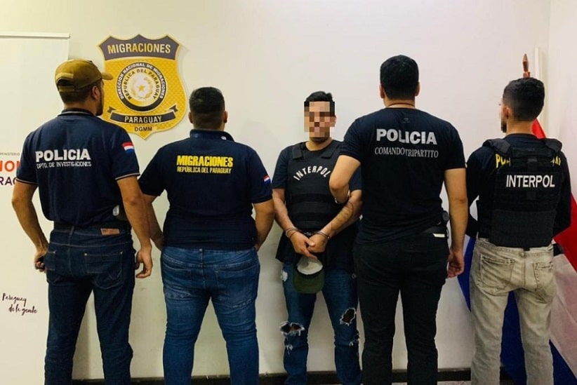 Brasileiro foi escoltado por uma equipe paraguaia até a entrega à Polícia Federal. Imagem: Gentileza/Polícia Nacional do Paraguai