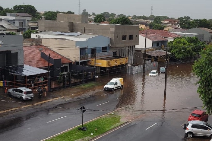 Alagamento na Avenida Silvio Américo Sasdelli, bairro Lancaster, em registro feito por moradores de prédios vizinhos