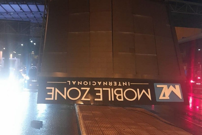 Queda de placa publicitária na aduana da Ponte da Amizade em Ciudad del Este, em imagem compartilhada pela Polícia Nacional do Paraguai