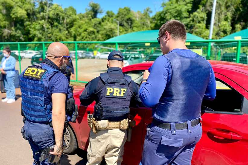 Operação contra o transporte irregular no aeroporto fiscaliza 80 veículos e multa 7