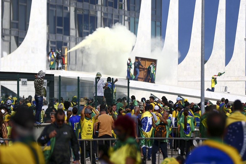 Manifestantes transformam jornalistas em presas fáceis