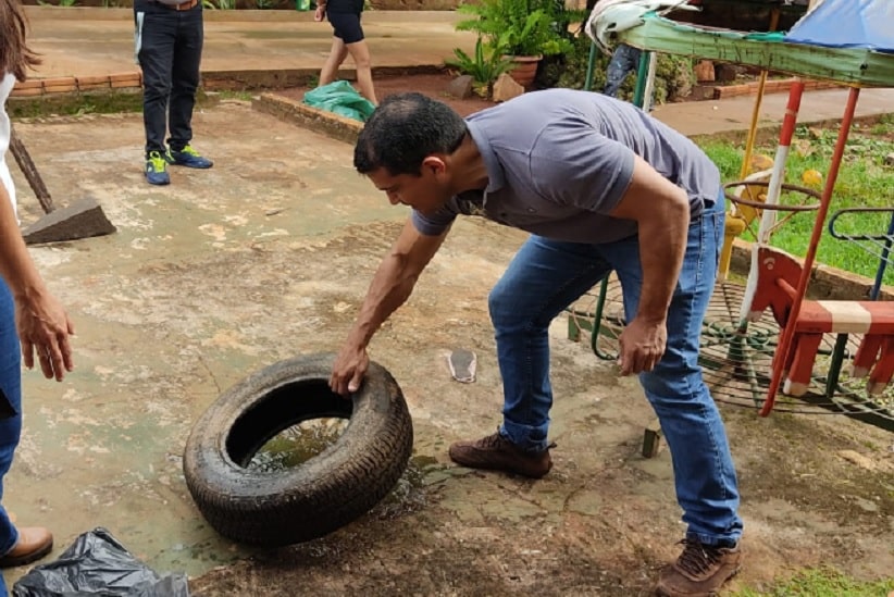 Em cidades da fronteira, como Presidente Franco, agentes públicos estão promovendo ações de combate aos criadouros do mosquito Aedes aegypti. Imagem: Gentileza/Prefeitura de Presidente Franco