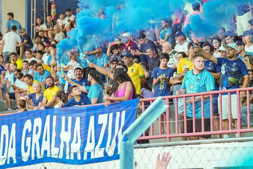 Torcida do Azuriz no Estádio Os Pioneiros, em Pato Branco. Imagem: Gentileza/Azuriz