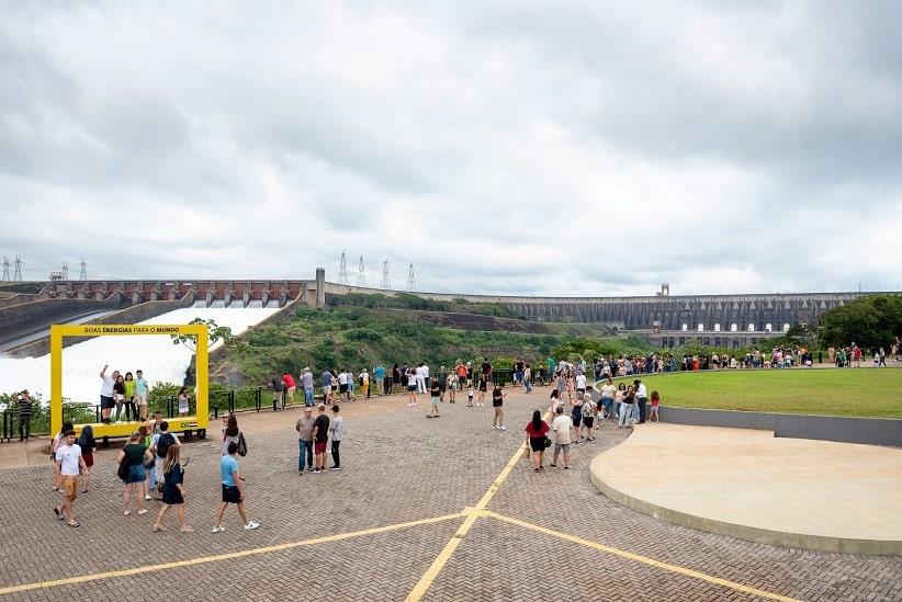 Visitantes no Mirante do Vertedouro, cartão postal da usina de Itaipu. Imagem: Rubens Fraulini/Itaipu Binacional