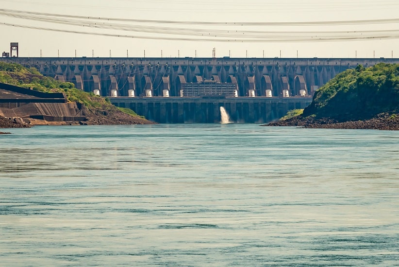 Rio Paraná abaixo da usina de Itaipu, entre Foz do Iguaçu e Hernandarias. Imagem: Rubens Fraulini/Itaipu Binacional