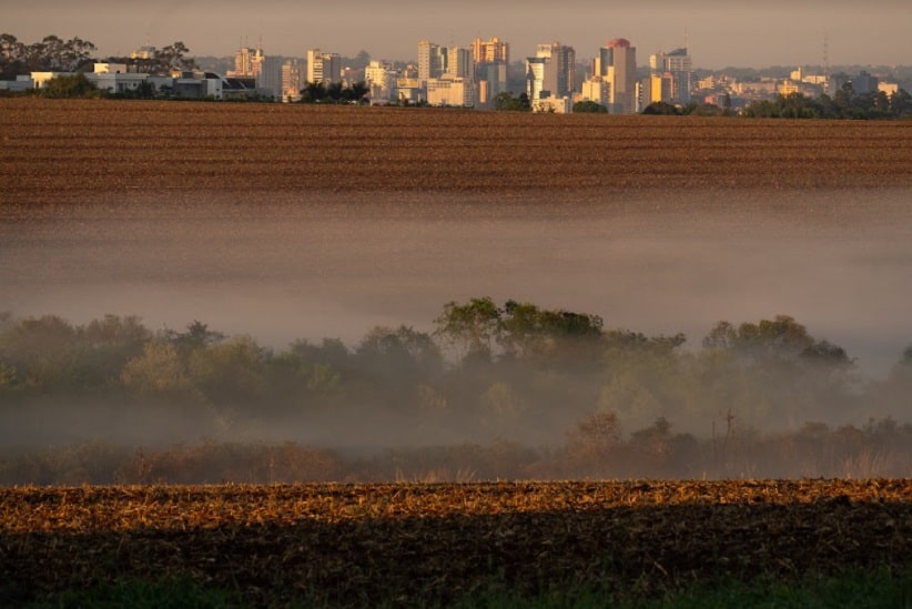 Névoa sobre o Rio Almada na Região Norte em Foz do Iguaçu, com os prédios de Ciudad del Este ao fundo. Imagem: Marcos Labanca/H2FOZ