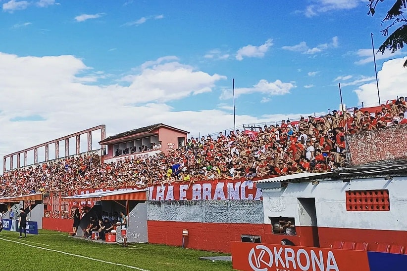 Torcida do Rio Branco na arquibancada do Estádio Nelson Medrado Dias, em Paranaguá. Imagem: Gentileza/Rio Branco Sport Club