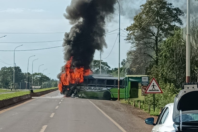 Fogo começou na parte dianteira do veículo. Imagem: Gentileza/Bombeiros Voluntários de Puerto Iguazú