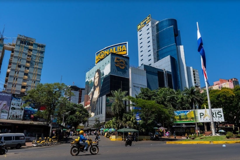 Mesmo na superlotada área central de Ciudad del Este, demanda por reformas e modernizações de edifícios é grande. Imagem: Marcos Labanca/H2FOZ