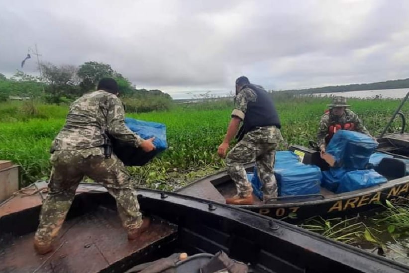 Cigarros estavam embalados para a travessia irregular em direção ao Brasil. Imagem: Gentileza/Armada Paraguaya