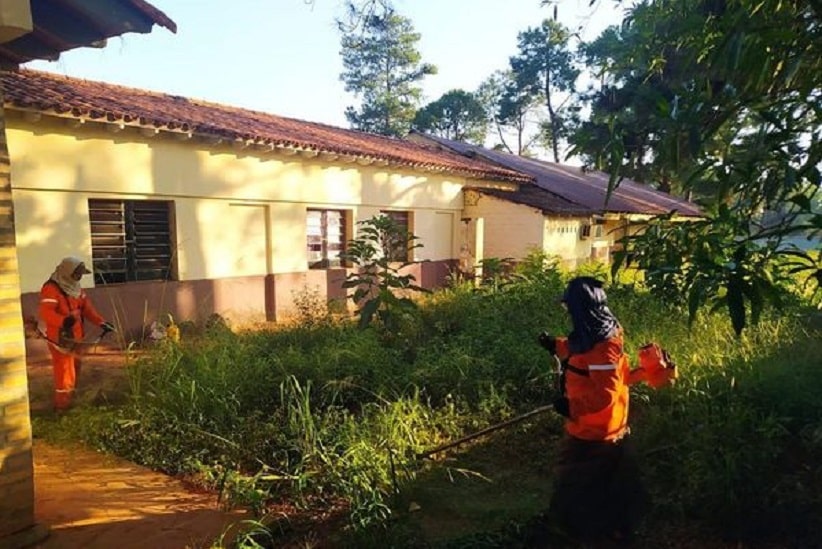 Limpeza promovida pela prefeitura no pátio de uma escola pública de Ciudad del Este. Imagem: Gentileza/Prefeitura CDE