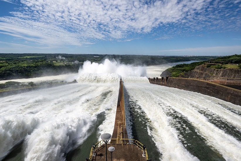 Calhas do vertedouro vistas do alto da barragem durante o passeio Itaipu Panorâmica. Imagem: Rafael Kondlatsch/Itaipu Binacional