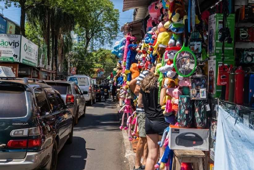 Comércio de rua na área central de Ciudad del Este, próximo à Ponte da Amizade. Imagem: Marcos Labanca/H2FOZ