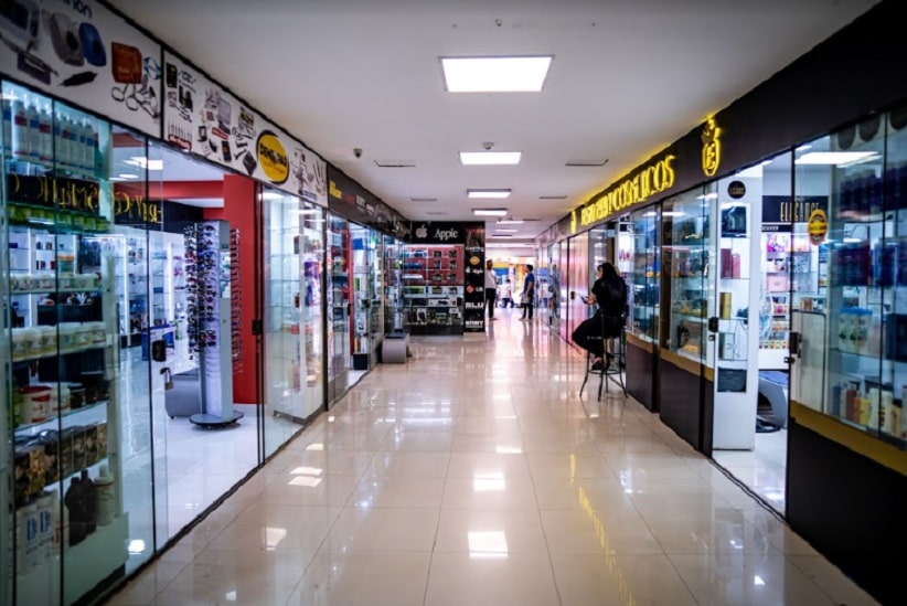 Interior de galeria comercial na área central de Ciudad del Este. Imagem: Marcos Labanca/H2FOZ