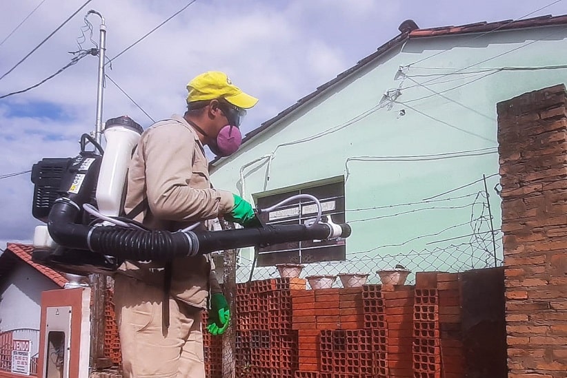 Agente de endemias durante ação de eliminação de criadouros do mosquito Aedes aegypti. Imagem: Gentileza/Senepa