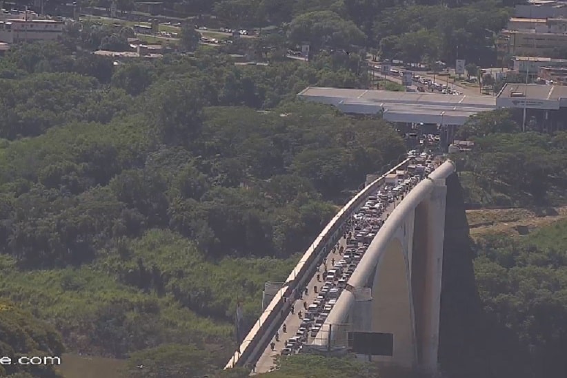 Trânsito interrompido na Ponte da Amizade às 11h10, conforme registro da câmera da Catve