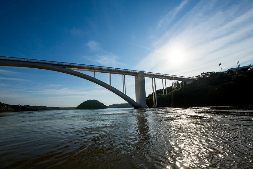 Rio Paraná sob a Ponte da Amizade, com a margem brasileira à direita e a ilha Acaray ao fundo. Imagem: Alexandre Marchetti/Itaipu Binacional