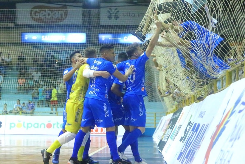 Jogadores do Foz Cataratas comemoram com a torcida. Imagem: Nilton Rolin/Foz Cataratas Futsal