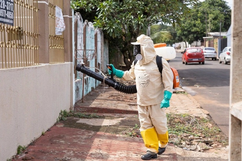 Agente do Centro de Controle de Zoonoses (CCZ) faz aplicação de inseticida na Região Leste do município. Imagem: Thiago Dutra/PMFI