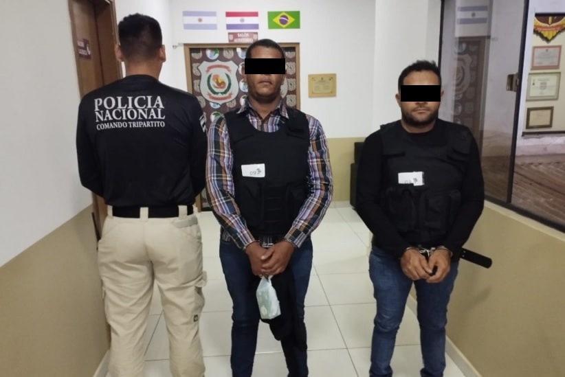 Brasileiros foram entregues à Polícia Federal brasileira na Ponte da Amizade. Imagem: Gentileza/Polícia Nacional do Paraguai