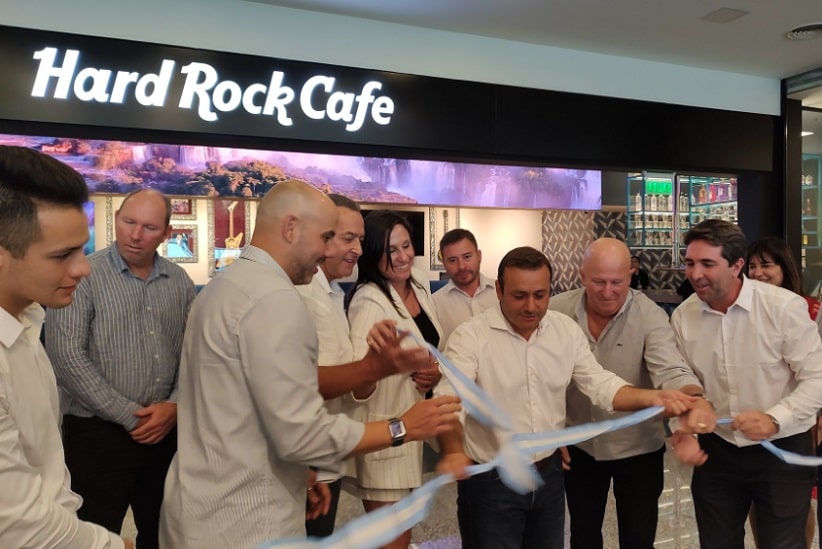 Autoridades na inauguração do Hard Rock Cafe do aeroporto de Puerto Iguazú. Imagem: Gentileza/Prefeitura de Puerto Iguazú