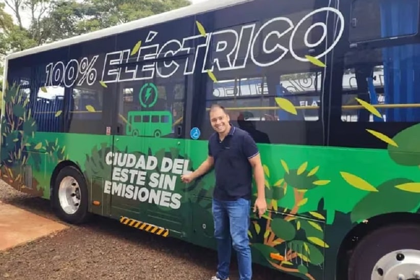 Prefeito Miguel Prieto posa junto à primeira unidade recebida pelo município. Imagem: Gentileza/Prefeitura de Ciudad del Este