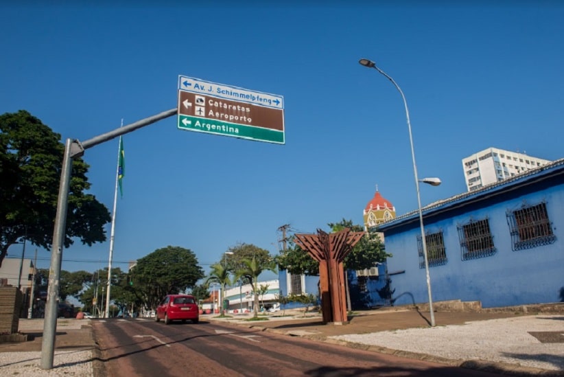 Cruzamento das avenidas Brasil e Jorge Schimmelpfeng, área central de Foz do Iguaçu. Imagem: Marcos Labanca/H2FOZ