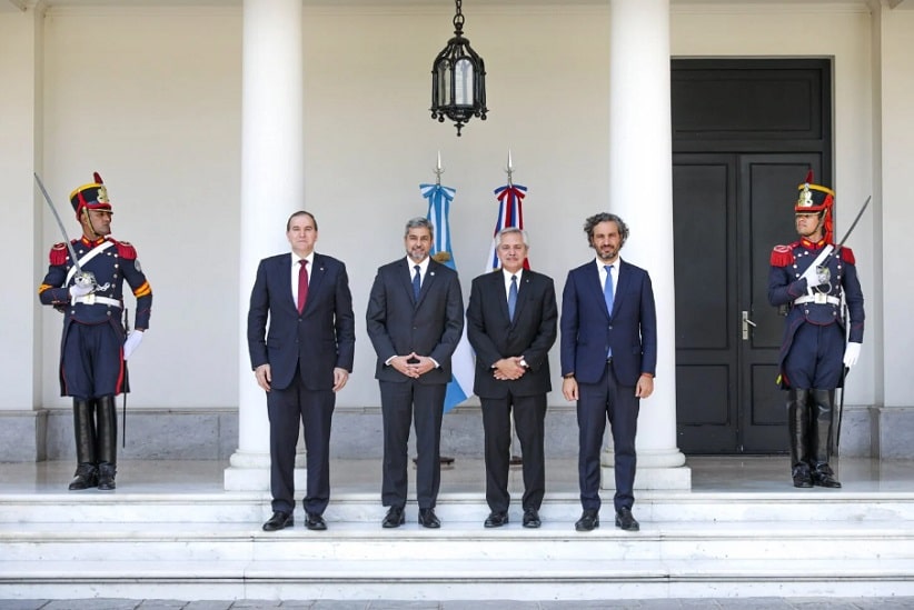 Presidentes Mario Abdo Benítez e Alberto Fernández ao lado dos chanceleres Julio Cesar Arriola e Santiago Cafiero. Imagem: Gentileza/Presidência Argentina