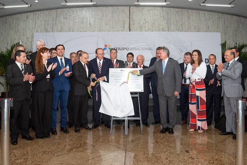 Diretores e conselheiros brasileiros e paraguaios de Itaipu descerram placa comemorativa à quitação da dívida. Imagem: Rubens Fraulini/Itaipu Binacional