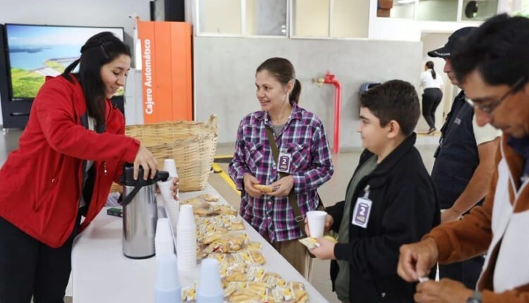 Distribuição de chipa e cocido no Centro de Recepção de Visitantes. Imagem: Gentileza/Itaipu Binacional