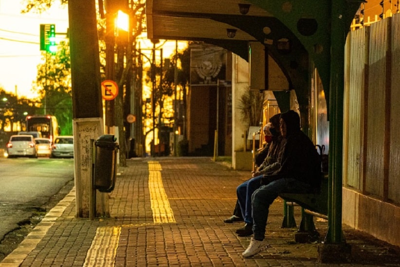 Passageiros no ponto de ônibus da Avenida Jorge Schimmelpfeng, em frente à Igreja São João Batista. Imagem: Marcos Labanca/H2FOZ