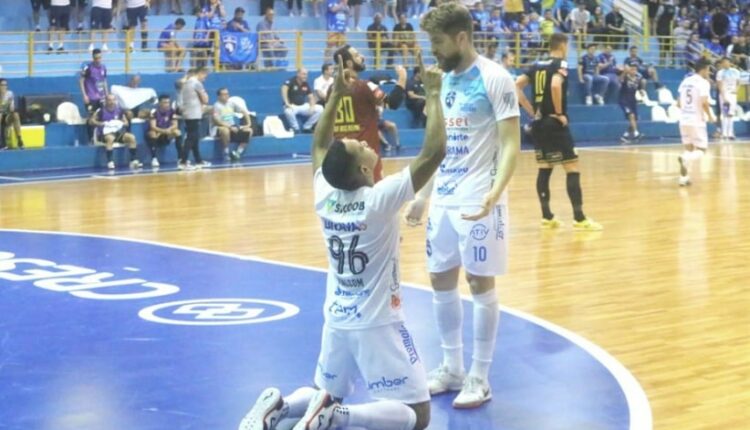 Duelo foi marcado pela emoção e pelo equilíbrio entre os times. Imagem: Nilton Rolim/Foz Cataratas Futsal