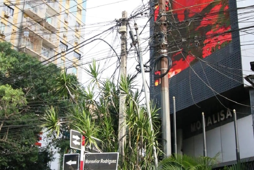 Emaranhado de fios na esquina das avenidas Monseñor Rodríguez e Carlos Antonio López, em frente à Monalisa. Imagem: Gentileza/Ande