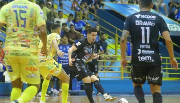 Duelo foi equilibrado no Ginásio Costa Cavalcanti. Imagem: Nilton Rolin/Foz Cataratas Futsal