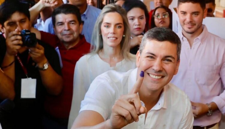 Santiago Peña ao votar na manhã de domingo (30). Foto: Gentileza/Partido Colorado