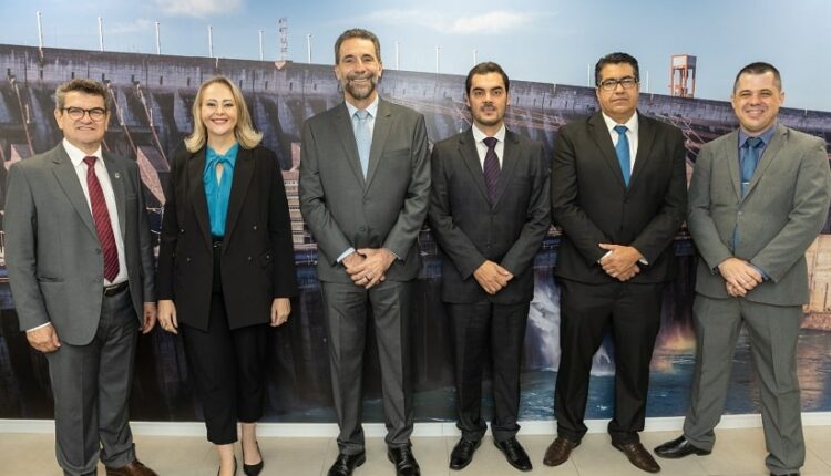 Diretor-geral brasileiro de Itaipu, Enio Verri (ao centro), recebeu Irineu Colombo e os novos diretores do PTI-BR. Imagem: Kiko Sierich/Parque Tecnológico Itaipu