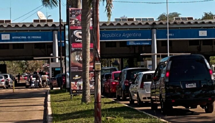 Fila para a passagem da aduana argentina da Ponte Tancredo Neves. Imagem: Marcos Labanca/H2FOZ