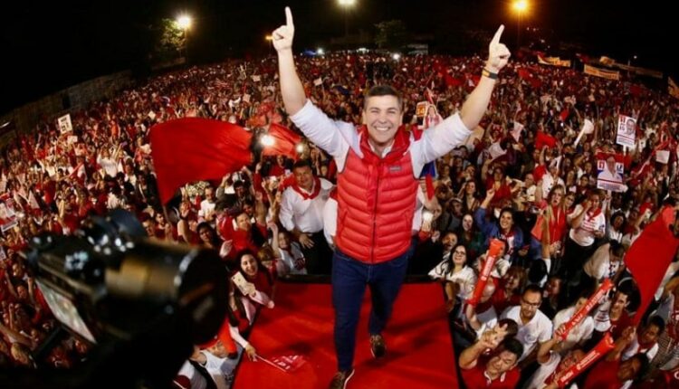 Candidato Santiago Peña durante o ato de encerramento de campanha, na quinta (27). Foto: Gentileza/Partido Colorado